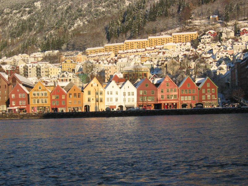 Casas de colores de Bryggen frente al puerto de Bergen, Noruega