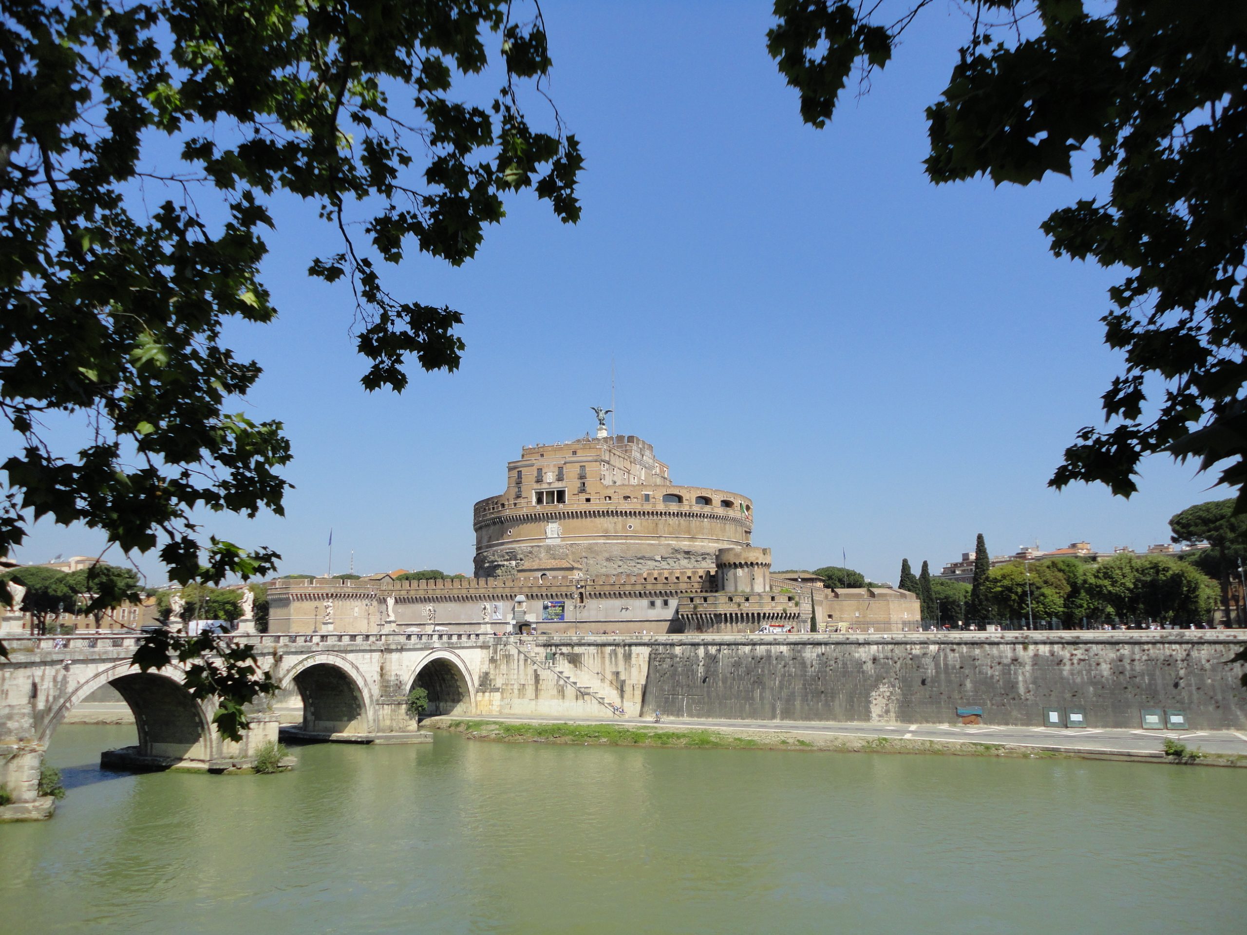 Civitavecchia: cómo llegar a Roma desde el crucero 8 El Castel Sant'Angelo de Roma, fortaleza imperial junto al Tíber
