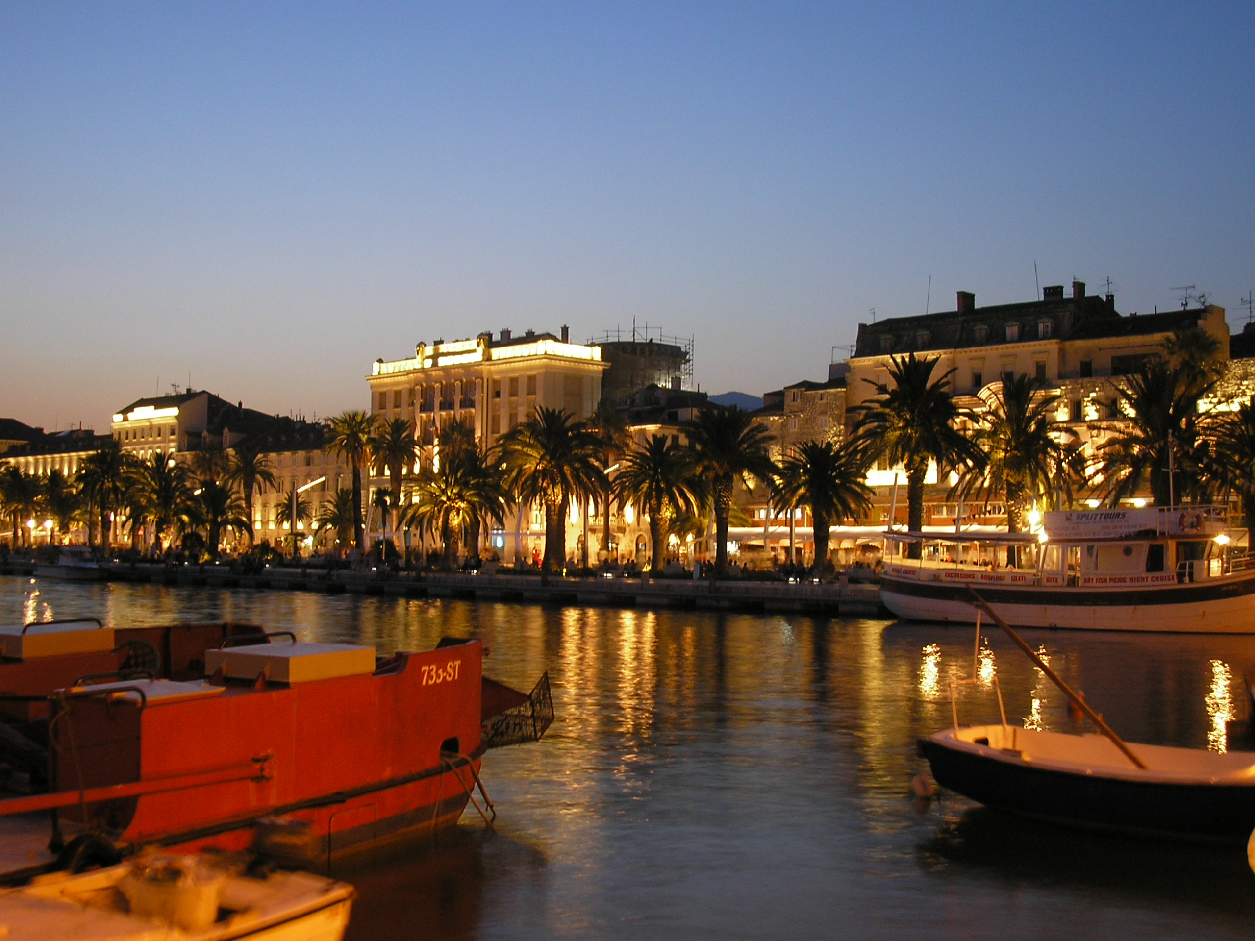 Qué ver en Split en un día de crucero 7 El paseo marítimo La Riva de Split iluminado de noche frente al Adriático