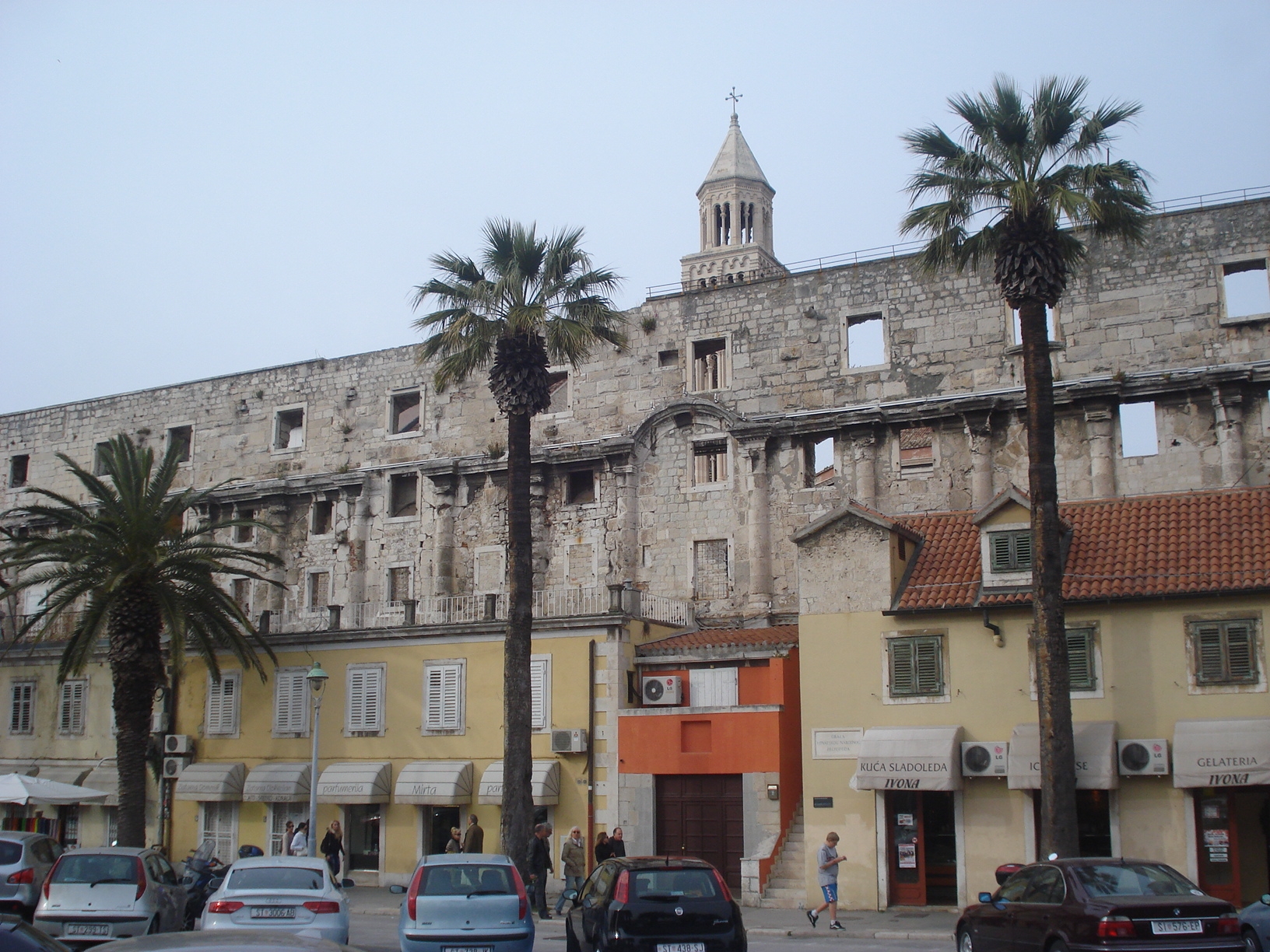 Fachada sur del Palacio de Diocleciano frente al mar en Split