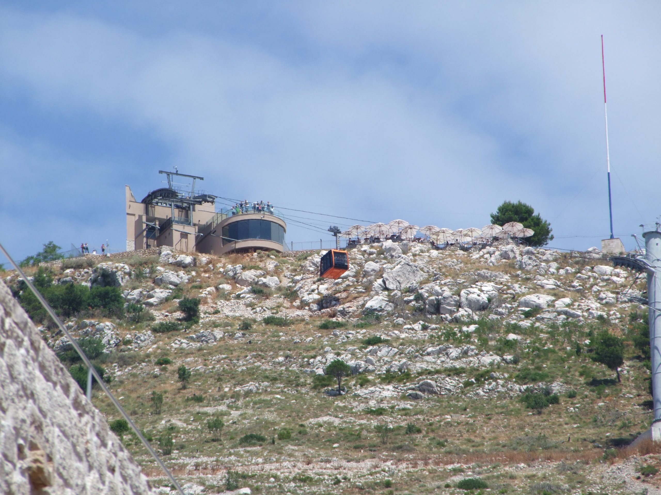 Qué ver en Dubrovnik en un día de crucero 6 El monte Srđ sobre Dubrovnik, destino del teleférico con vistas a la ciudad amurallada