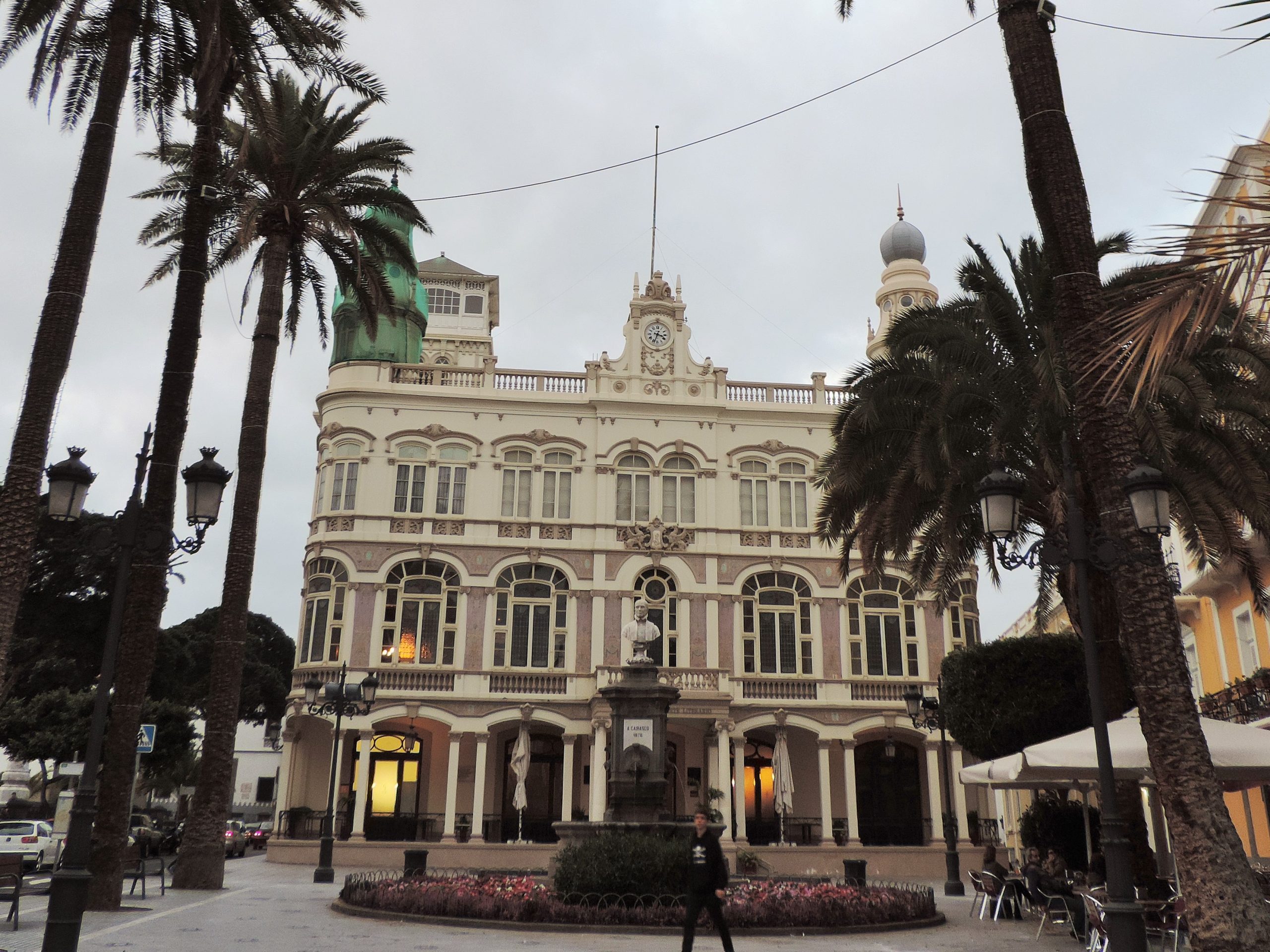 Qué ver en Las Palmas de Gran Canaria en un día de crucero 3 El Gabinete Literario en la Plaza de Cairasco del barrio de Vegueta, Las Palmas