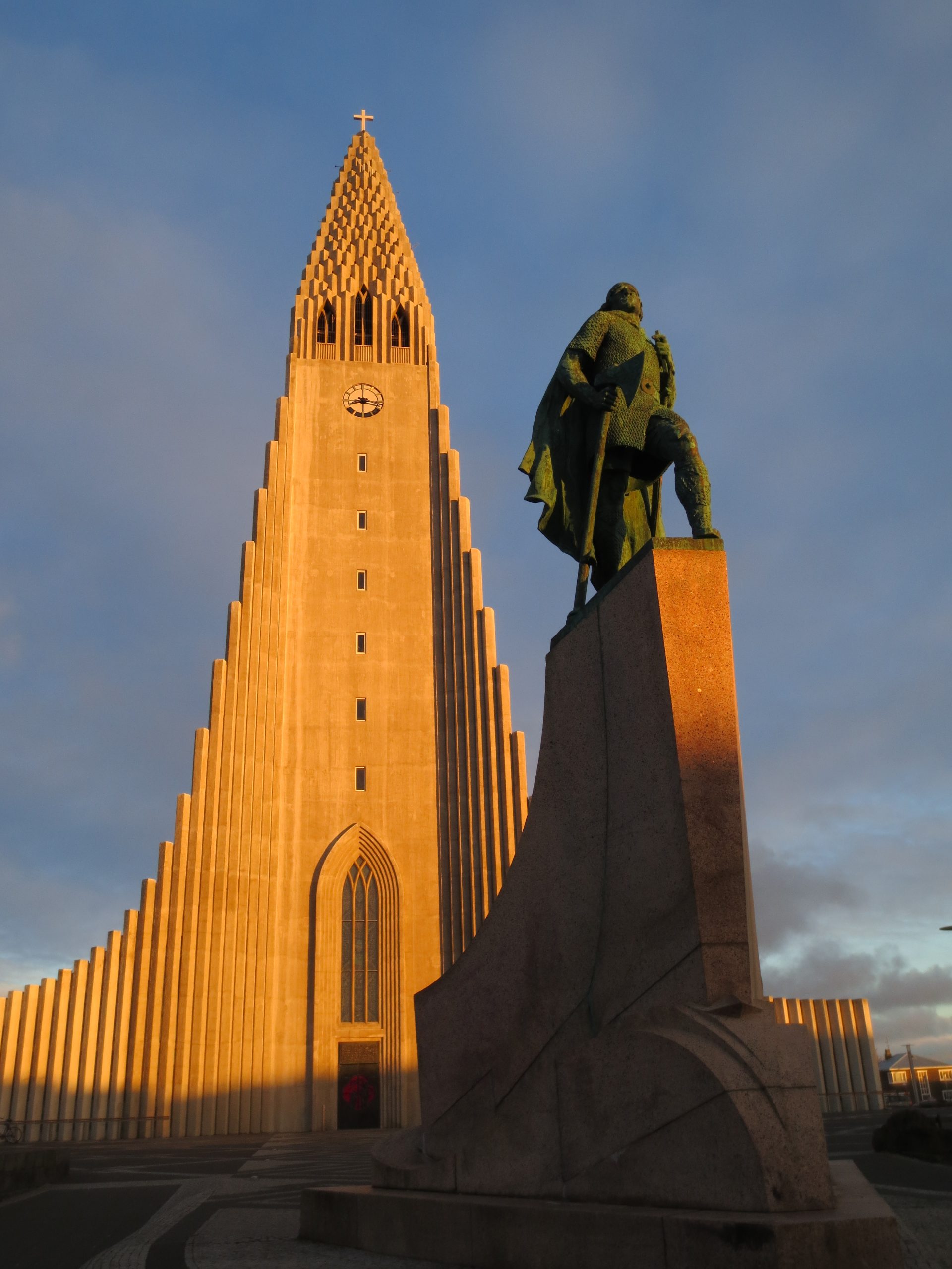 Qué ver en Reikiavik en un día de crucero 2 La catedral Hallgrímskirkja y la estatua de Leifur Eiríksson en Reikiavik