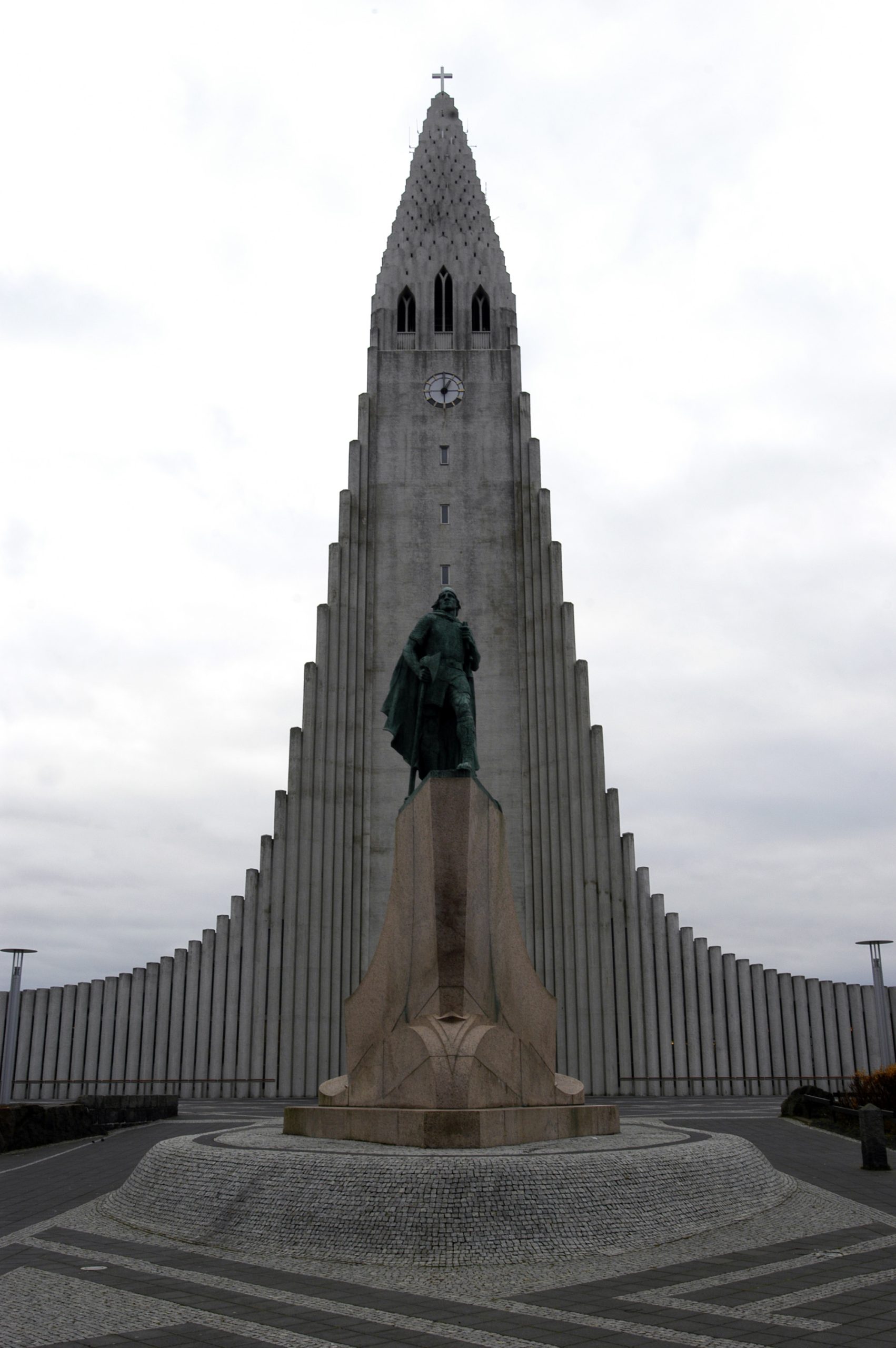 La catedral Hallgrímskirkja domina el skyline de Reikiavik, Islandia