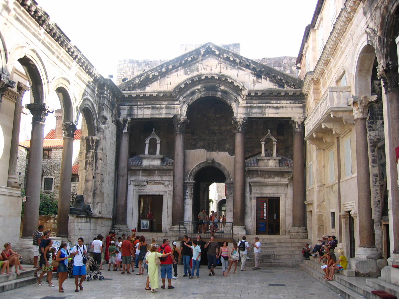 Qué ver en Split en un día de crucero 4 Interior del Palacio de Diocleciano en Split con sus columnas romanas
