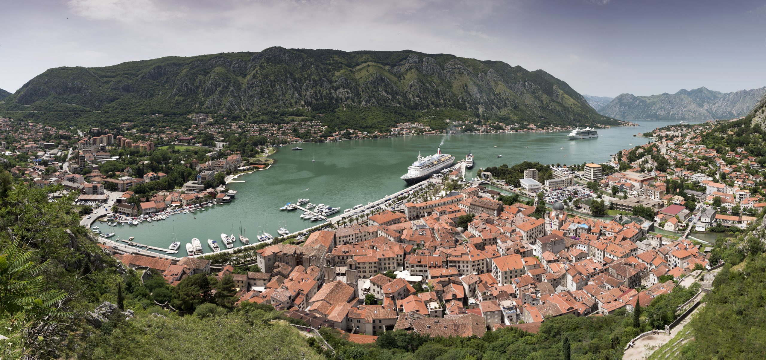 Qué ver en Dubrovnik en un día de crucero 8 Panorámica de la bahía de Kotor en Montenegro, a 2 horas de Dubrovnik