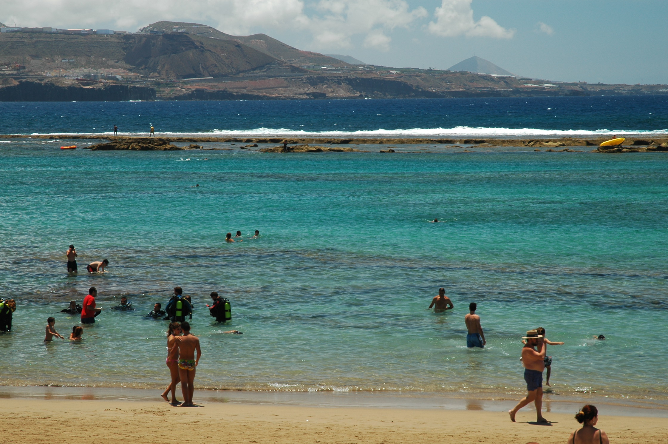 Qué ver en Las Palmas de Gran Canaria en un día de crucero 5 La Playa de Las Canteras con su barra de roca natural, una de las mejores playas urbanas del mundo