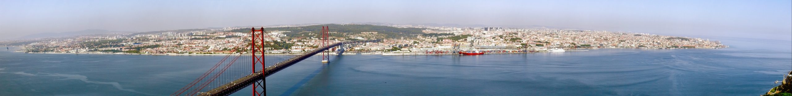 Vista panorámica de Lisboa desde el Cristo Rey con el Tajo y el 25 de Abril