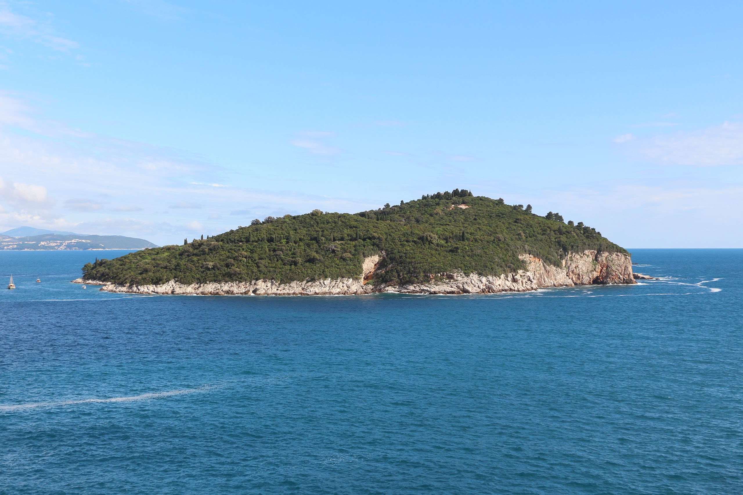 Qué ver en Dubrovnik en un día de crucero 7 La isla de Lokrum, reserva natural a 10 minutos en barco del puerto viejo de Dubrovnik