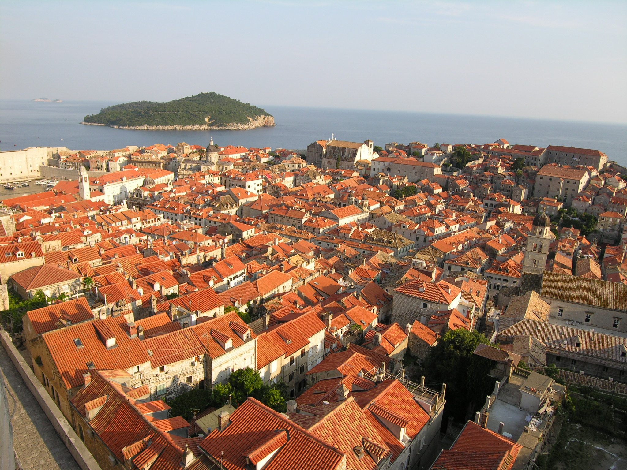 Vista aérea de la Ciudad Vieja de Dubrovnik con sus murallas y el mar Adriático