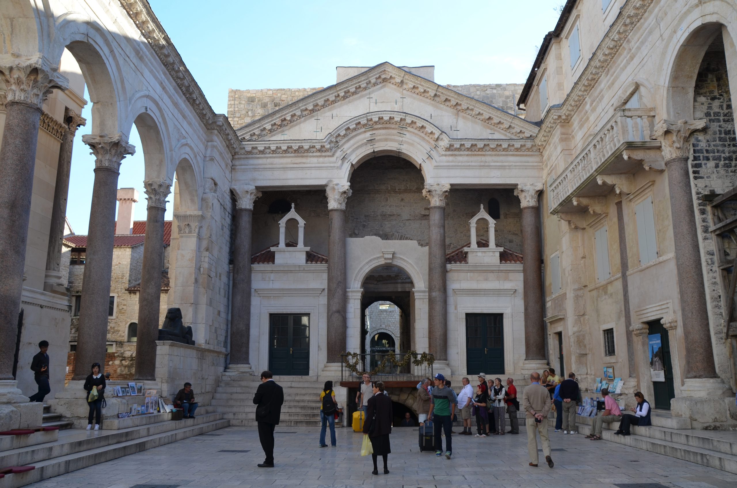Qué ver en Split en un día de crucero 3 El Peristilo del Palacio de Diocleciano, corazón de la vida en Split