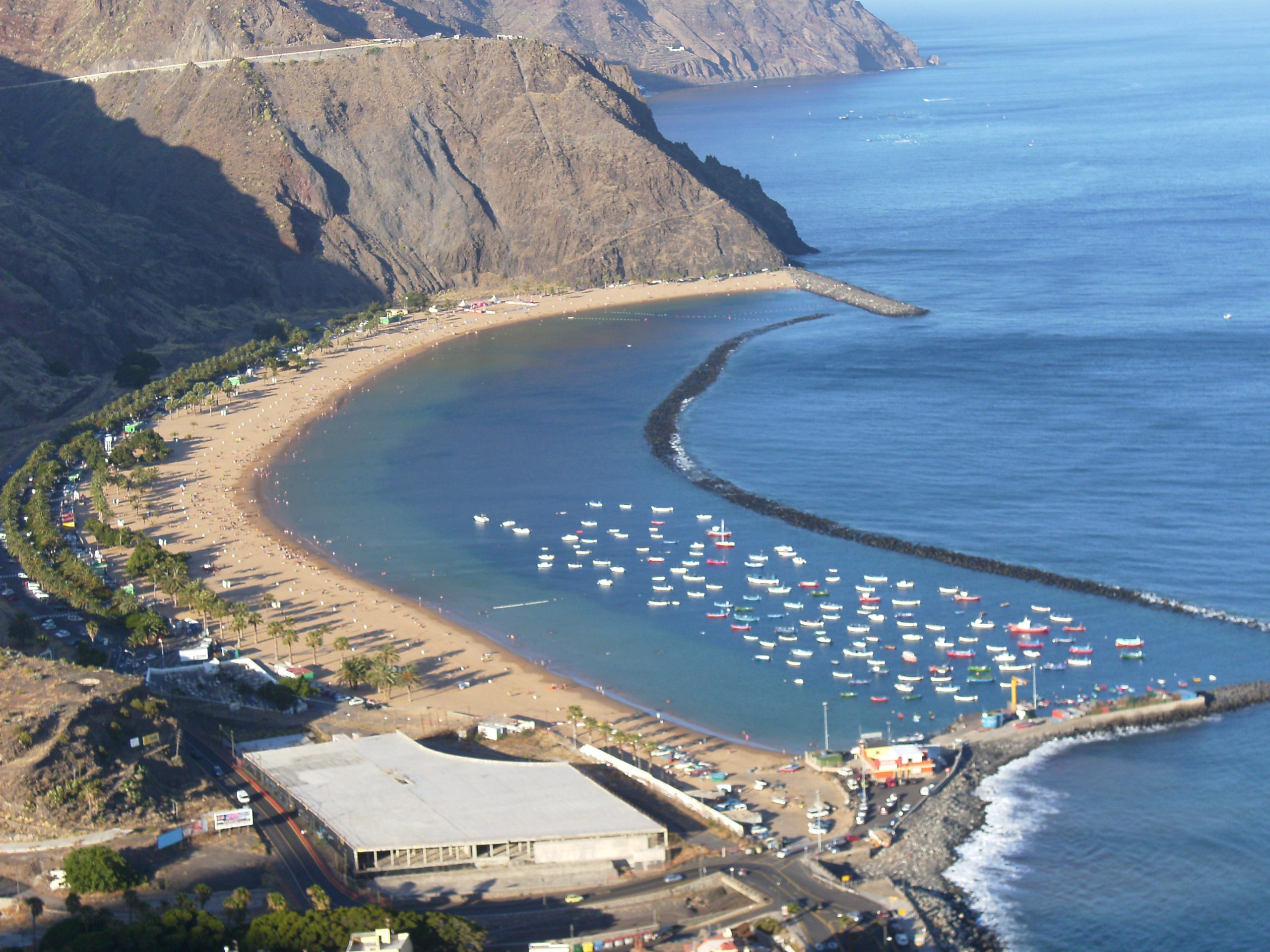 Qué ver en Santa Cruz de Tenerife en un día de crucero 9 La Playa de Las Teresitas, la playa de arena dorada más famosa de Tenerife