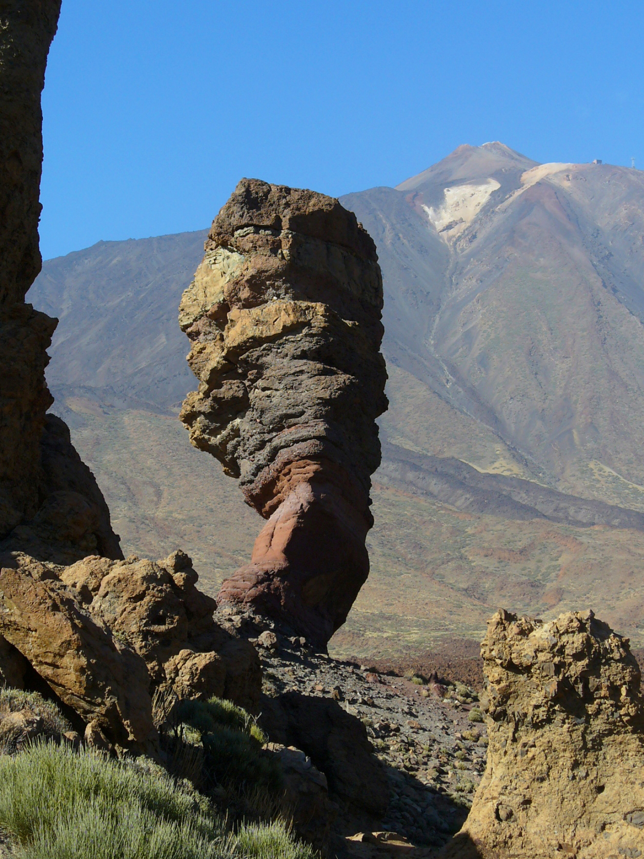 Qué ver en Santa Cruz de Tenerife en un día de crucero 4 El Roque Cinchado con el Teide al fondo en el Parque Nacional de Tenerife