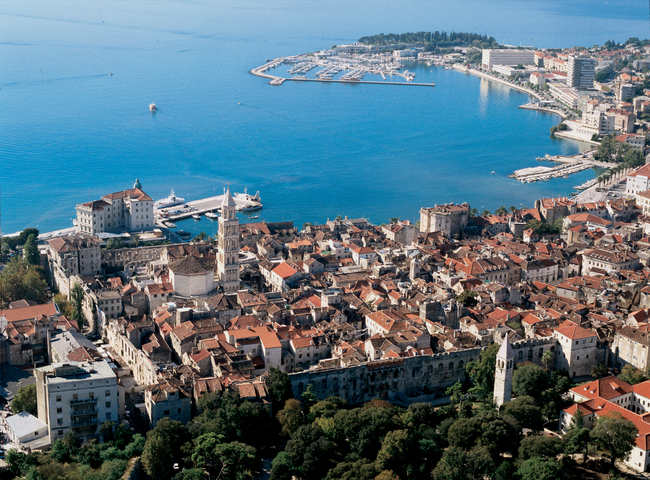 Qué ver en Split en un día de crucero 6 Vista aérea de Split con el Palacio de Diocleciano y el puerto adriático