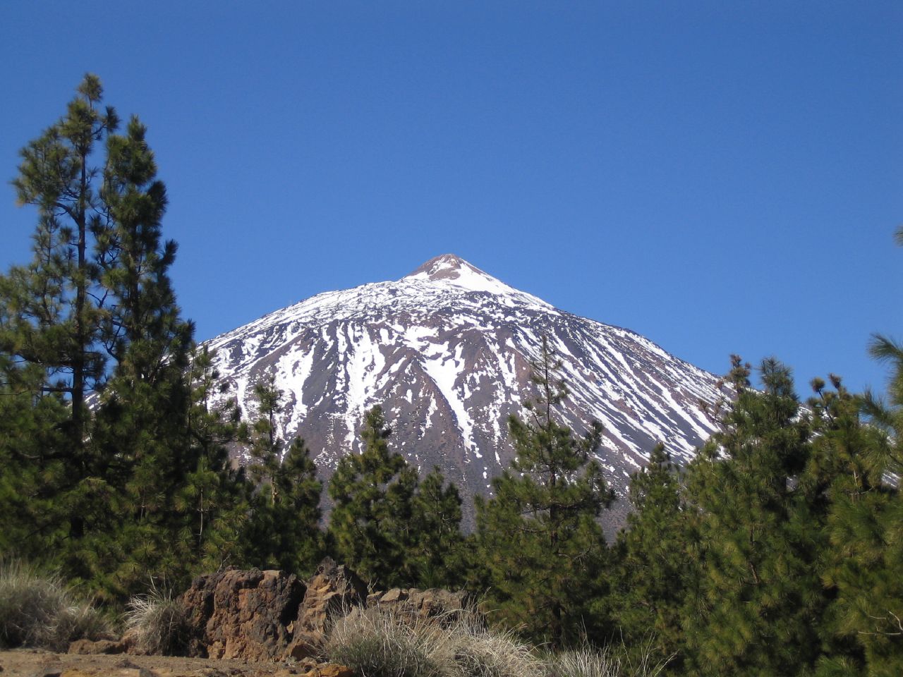El volcán Teide, pico más alto de España, en el Parque Nacional del Teide