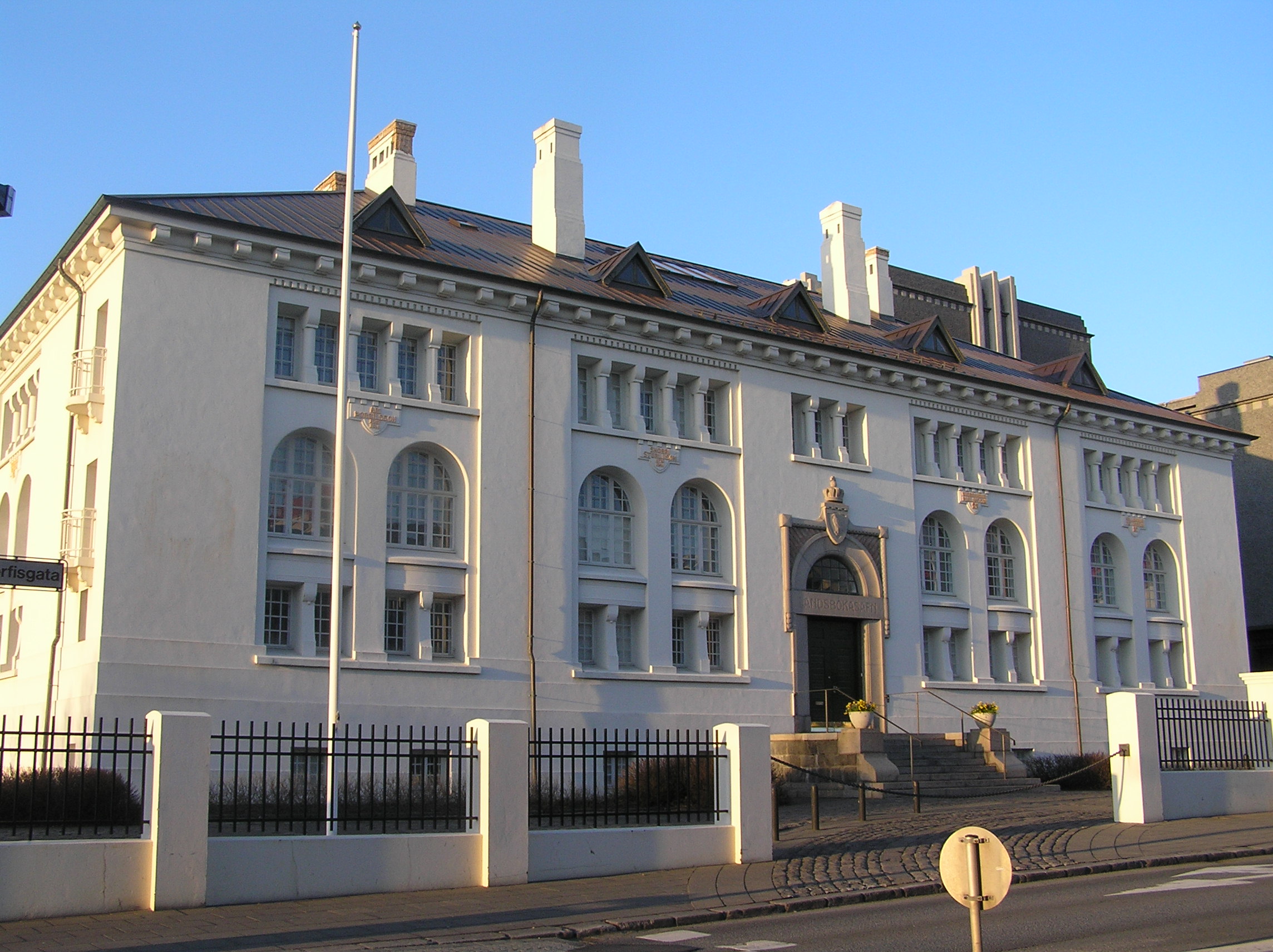 Qué ver en Reikiavik en un día de crucero 9 La Casa de la Cultura de Reikiavik, centro del patrimonio islandés