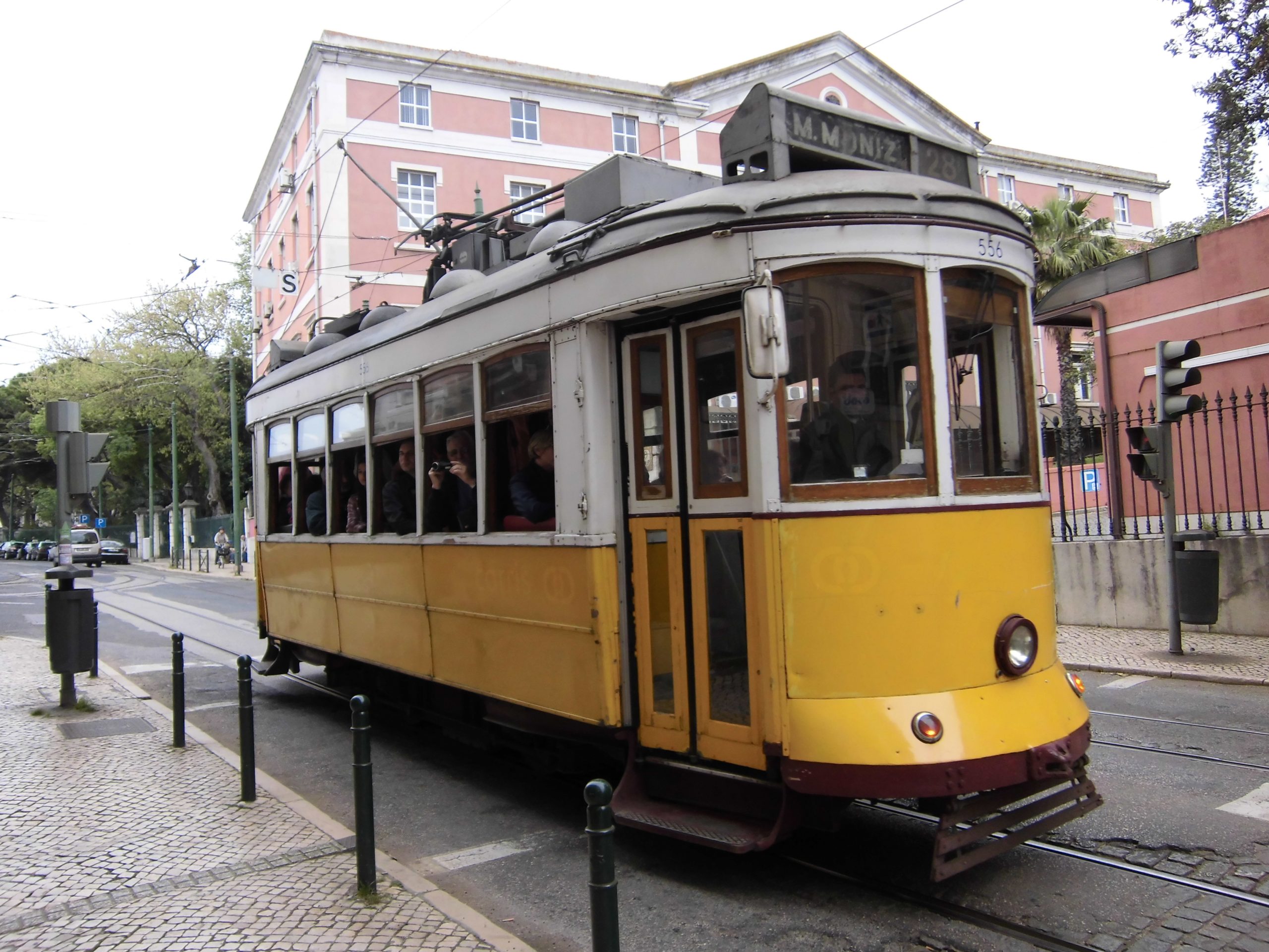 Qué ver en Lisboa en un día de crucero 5 El icónico tranvía 28 recorriendo las calles empinadas de Lisboa