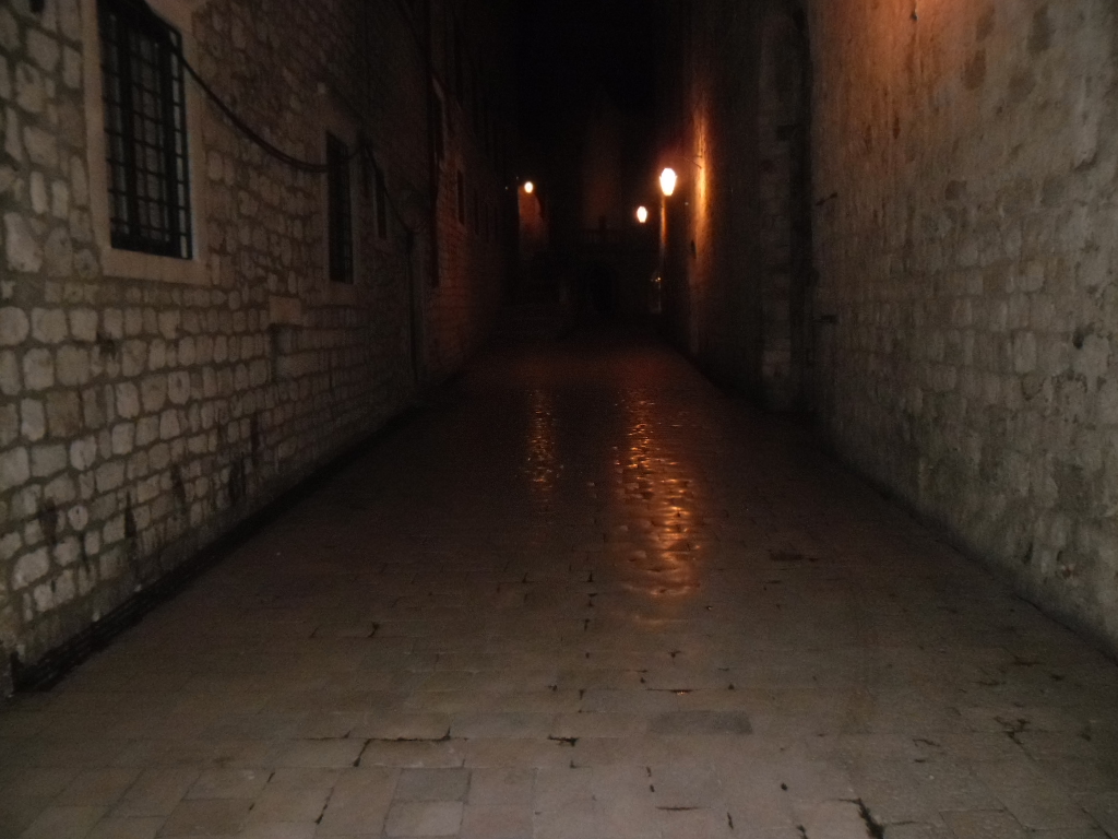 Qué ver en Dubrovnik en un día de crucero 9 Los restaurantes de las calles del casco histórico de Dubrovnik junto al Adriático