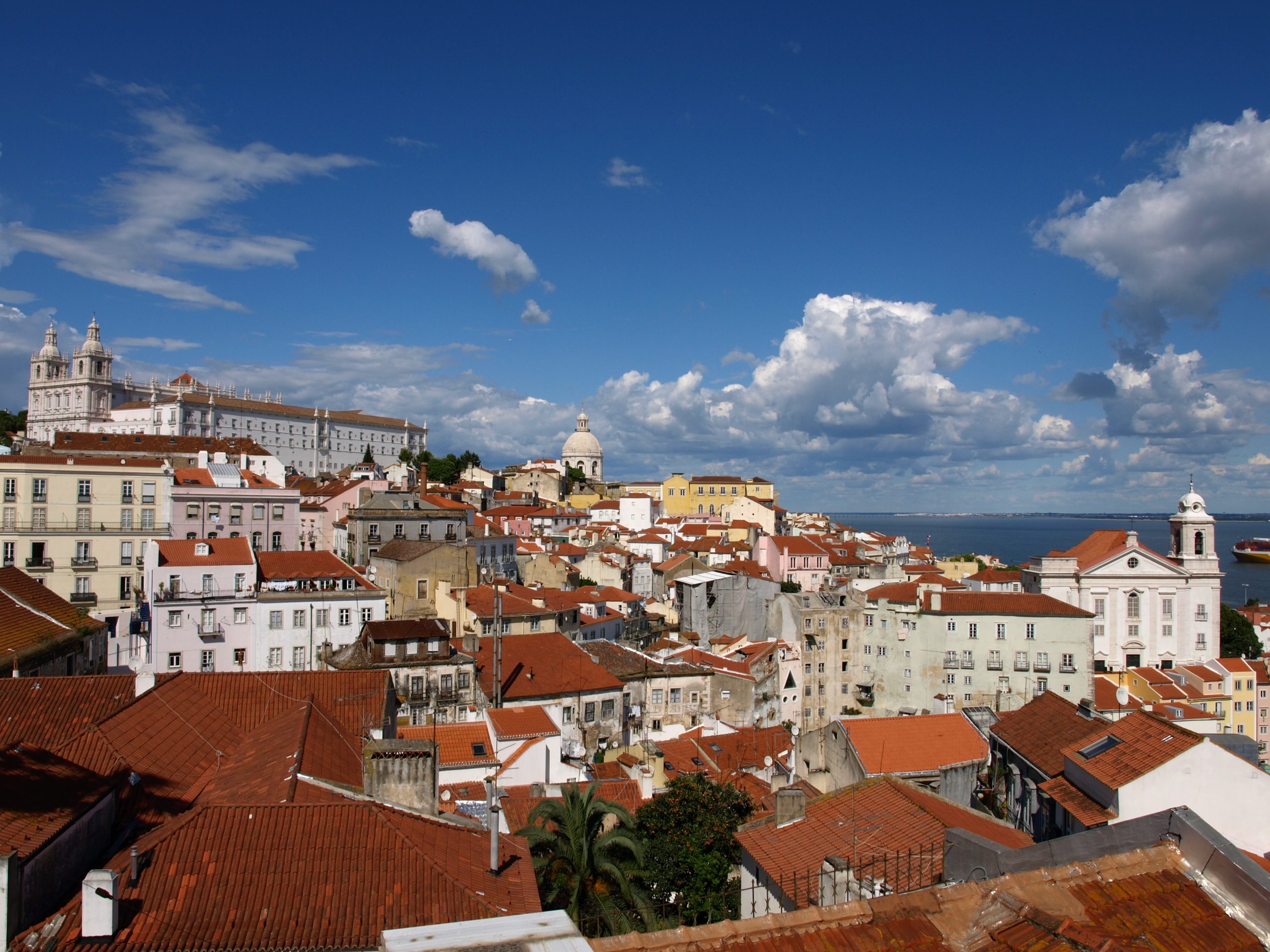 Qué ver en Lisboa en un día de crucero 2 Vista del barrio de Alfama y el puerto de Lisboa desde las alturas